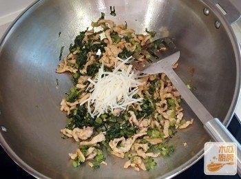 step4: 加入雪菜、筍絲和辣椒炒香，中火炆3分鐘