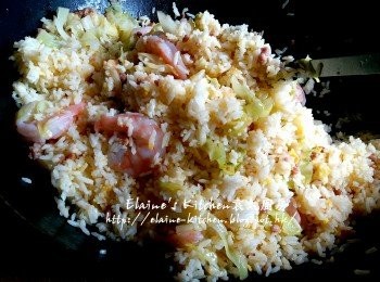 step9: 加入炒飯 , 將蝦仁回鑊拌勻炒數分鐘