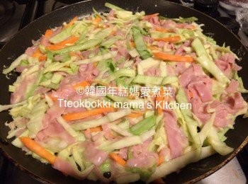 step3: 放入適量煎餅漿鋪薄，將兩面煎至金黄香脆