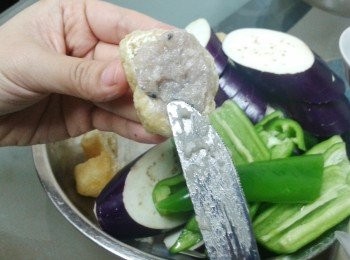 step3: 用刀將魚肉釀入豆卜上，用力壓，茄子片中間夾著魚肉，及用少許太白粉塗在青椒上，令魚肉更易釀入
