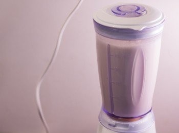 step3: 腰果用白鑊烘香後，放入攪拌機加入乳酪，打至順滑沒顆粒備用