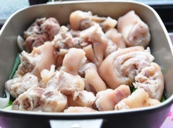 step5: 再放入豬腳攪拌，悶煮一下讓<span class="group_1">食材</span>稍稍入味