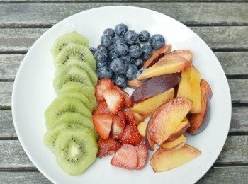 step1: 將自己喜歡的水果洗淨，去皮，切成小塊或切片