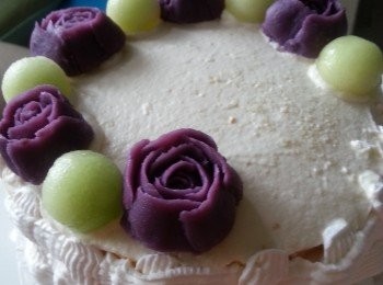 step23: 再將甜忌廉同樣用電動打蛋器打至企身(不能打得過長,否則過老會太硬身,見到開始有紋出現即可,),放入唧袋,唧出喜歡做形,加入蜜瓜及紫薯玫瑰花即可.
唧花技巧可參考網上朋友提供的片段:
https://www.youtube.com/watch?v=XMA9Kqe2QfE