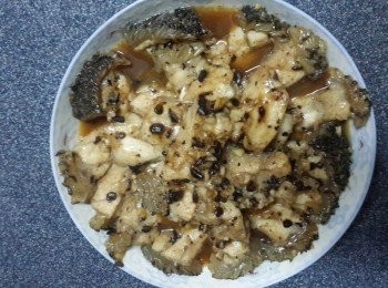 step5: 將腌好的龍躉肉連調味料鋪放於碟中，鍋加水煲滾，將碟放入大火蒸10分鐘即可拎出