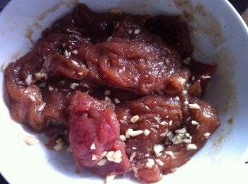 step1: 把肉切片，加入所有材料醃製2小時