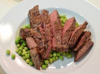 step1: 豌豆仁放入加鹽的滾水中川燙2分鐘，放一旁備用。