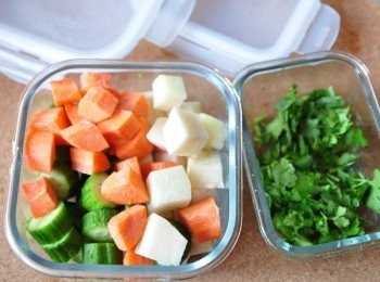 step1: 將大頭菜、紅蘿蔔、小黃瓜切成丁狀，香菜切細段備用