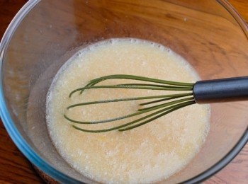 step2: 將雞蛋打散，然後與菜油（煮食用的油），蜂蜜及牛奶拌勻