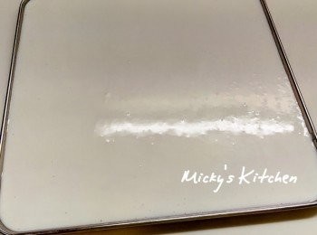 step1: 將全部乾材料加濕材料用手動打蛋器拌勻。
倒入淺碟/盤，大火蒸10-15分鐘。