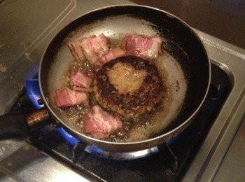 step2: 放入培根一起用奶油煎香