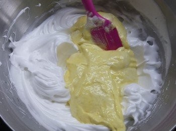 step5: 將STEP 4拌勻既蛋黃糊倒入蛋白糊fold  in拌勻