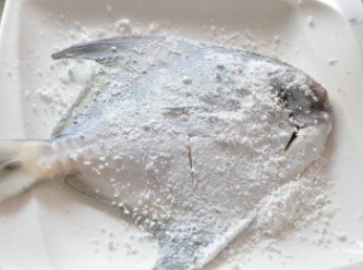 step3: 將解凍後白鯧用刀魚兩面劃數刀再均勻塗抹地瓜粉