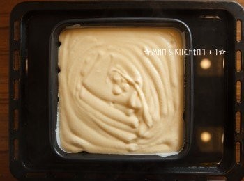 step7: 將混合好的麵糊到入模具當中並在烤盤中加入適量的熱水後送入已經預熱好的烤箱中，用160度的溫度烘烤約60分鐘。