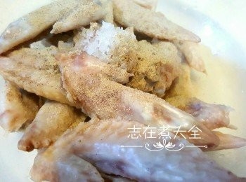 step3: 用鹽，半份魚露及胡椒粉醃<a href="https://bit.ly/3zHU5V3" target="_blank" data-keyword="雞翼" class="guide-link"><strong>雞翼</strong></a> <span style="display:inline-block;vertical-align:middle;margin-top:-3px;color:initial;border-radius:3px;padding:2px 3px;font-size:12px;line-height:14px;background:#87d300;color:#fff;">即買</span> 尖15分鐘