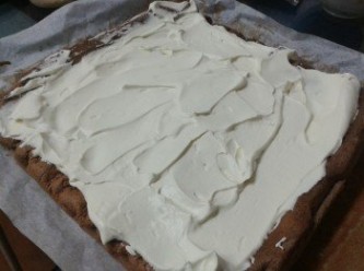 step7: 將蛋糕捲打開，塗上忌廉