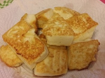 step5: 廚紙放碟上，將煎好的豆腐用廚紙除去多餘油粉及瀝乾水分，備用
