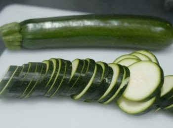 step1: 將翠玉瓜洗淨，切約1/4吋厚的薄片