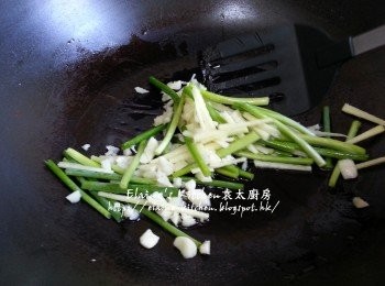 step5: 燒紅鑊 , 爆香蔥段 , 薑絲及蒜粒