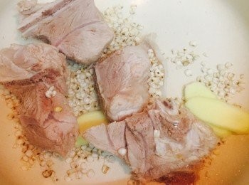 step2: 煮滾2公升水，加入豬骨、薏米和剩下的3片薑片，中火煲滾後，轉小火加蓋先煲半小時。