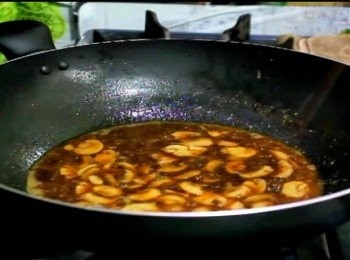 step6: 使用原鍋將洋菇炒至水軟後，放入咖哩醬及水混合後