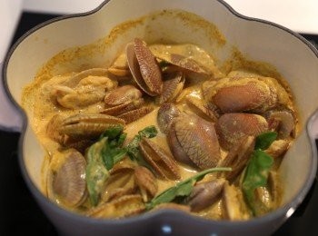 step5: 見到花甲開口，加入青檸汁、魚露、糖及九層塔 (自行試味)