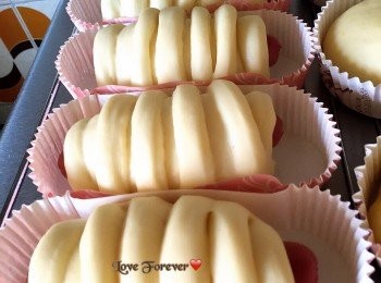 step6: 放碗熱水入焗爐內，將造型好的麵團放在烤盤上，放進焗爐進行第二次發酵（40分鐘），麵團會發漲至兩倍大，取出，塗上蛋液 / 糖水（麥芽糖 加 溫水攪至完全混合）。