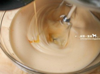 step3: 攪拌器保持中速，一邊加入融化的無鹽奶油、香草精拌勻。