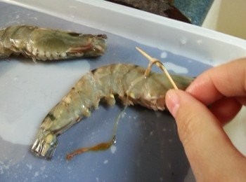 step2: 用牙籤於蝦背挑去腸