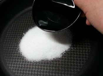 step3: 將砂糖倒入鑊中,加入食用開水