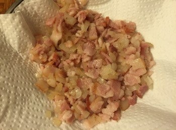 step5: 洋蔥粒煎至透明後, 盛起用廚房紙吸走油份