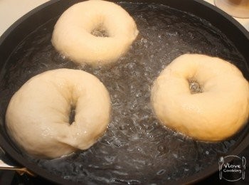 step12: 預備一鍋滾水, 將完成第3次發酵後的麵團放入煮30秒後撈起