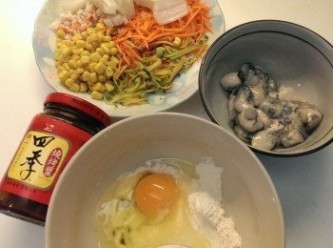 step1: 將胡蘿蔔/南瓜/洋蔥切絲,鮮蚵洗淨備用