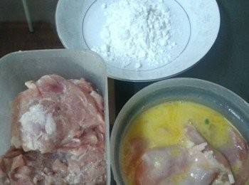 step2: 將雞肉沾上蛋液，再沾太白粉