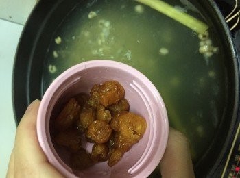 step5: 加入已洗淨圓肉，蓋上煲蓋焗15分鐘