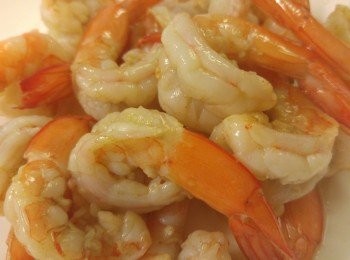 step3: 先炒熟青椒備用,爆香蒜頭將蝦炒8成熟備用。