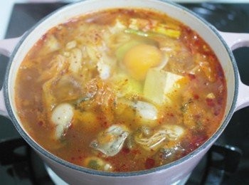 step5: 再度滾了之後將牡蠣放下去~ 打入雞蛋...關火即完成囉&gt;////