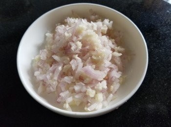 step1: 蒜頭，乾蔥