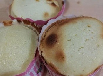 step4: 在碗內放入切細了的牛油，再加入糖，用打蛋器打發。