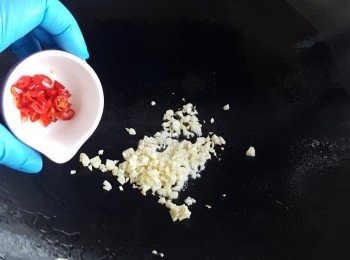 step5: 燒熱油鍋將蒜蓉辣椒及鹽爆香。