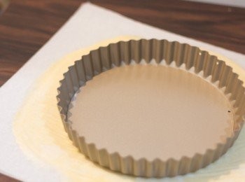 step8: <span class="group_1">撻皮</span>快手用擀麵棍（Rolling Pin）將<span class="group_1">撻皮</span>平均壓成足夠鋪滿整個批盤內圍般大小，約 3 -4 mm 厚（可以放上批盤幫助估算）