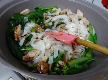 step5: 下河粉炒及炒麵豉油兜炒至顏色均勻