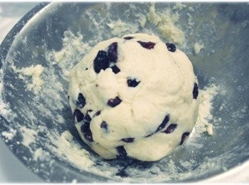 step5: 完成麵團後將蔓越莓揉入麵團中!!