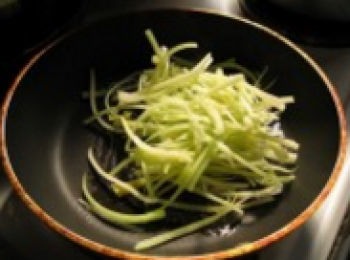 step2: 分別一次一樣用少量素油炒熟並加鹽調味，不易粘鍋的菜先炒，可避免多次洗鍋。