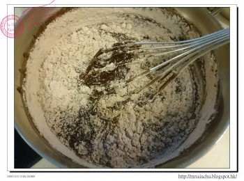 step7: 加入粉類, 拌勻至沒有粉粒。