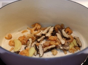 step3: (3) 加入冬菇、瑤柱、蝦米炒一陣