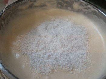 step5: 分3至4次篩入低筋粉拌勻。