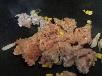 step5: 爆香紅蔥片後，加入豬肉碎炒至半熟。