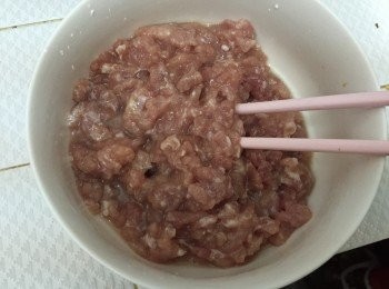 step4: 用筷子搅拌后腌最少30分鐘，其後逐少加入水份攪拌