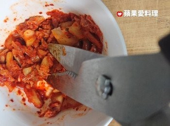 step3: 將泡菜放入碗中，用料理剪刀剪碎。